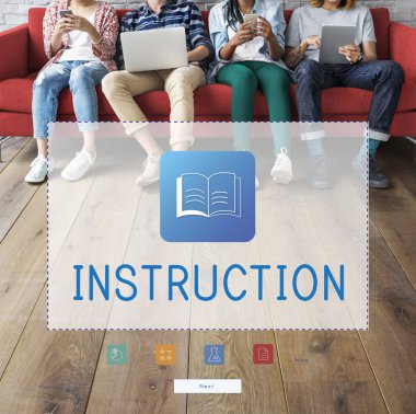 dijital cihazlar ile kanepede oturan öğrenciler