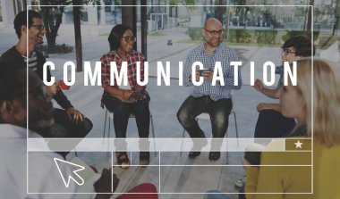 Daire içinde oturan insanların grup 