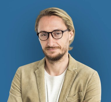 sakallı adam gülümsüyor