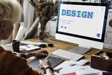 Atölyede çalışan tasarımcı