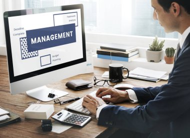 bilgisayarla çalışma iş adamı