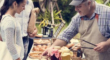 istemci ile organik dükkanı sahibi