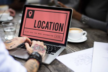 Dizüstü bilgisayarda çalışan kadın 