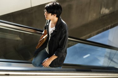 Asansör üzerinde Asya adam