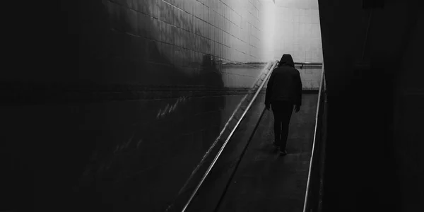 Karanlikta yürüyen evsiz adam — Stok fotoğraf