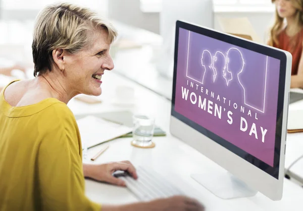 Woman using computer in office — Stock Photo, Image