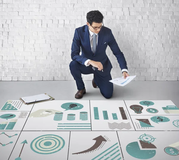 Ung affärsman brainstorming — Stockfoto