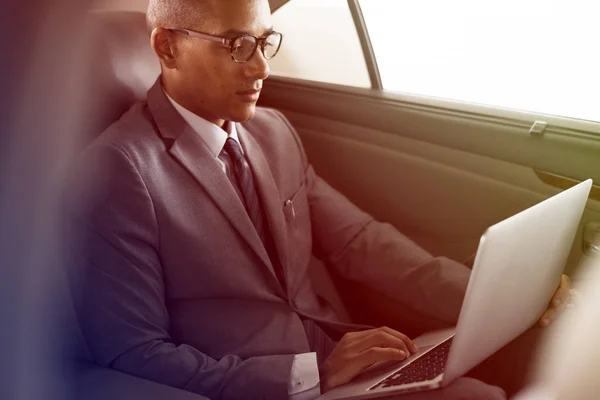 Homem de negócios usando laptop — Fotografia de Stock