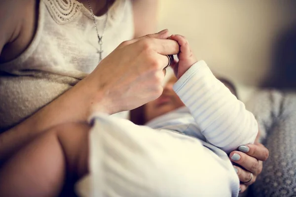 Moeder van baby verzorgen — Stockfoto