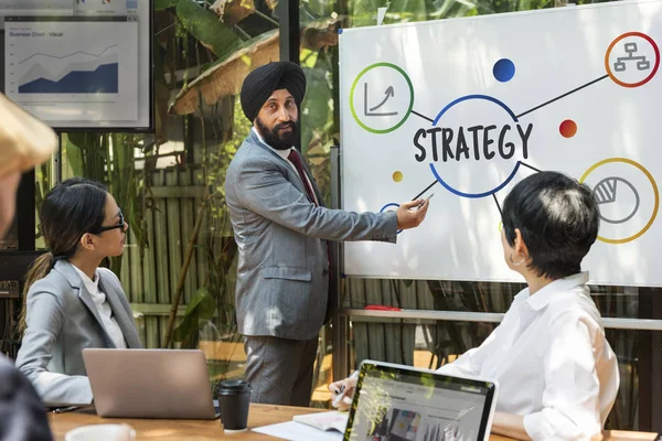 Mensen uit het bedrijfsleven hebben ontmoeting met discussie — Stockfoto