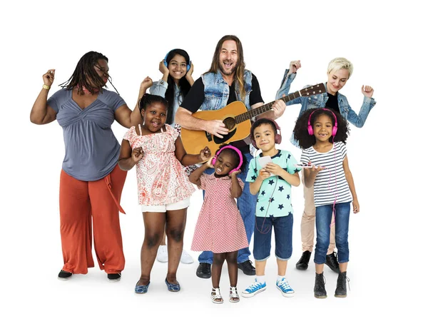 Multiethnische Menschen genießen Musik — Stockfoto