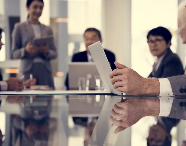 Discussão de negócios à mesa no escritório — Fotografia de Stock