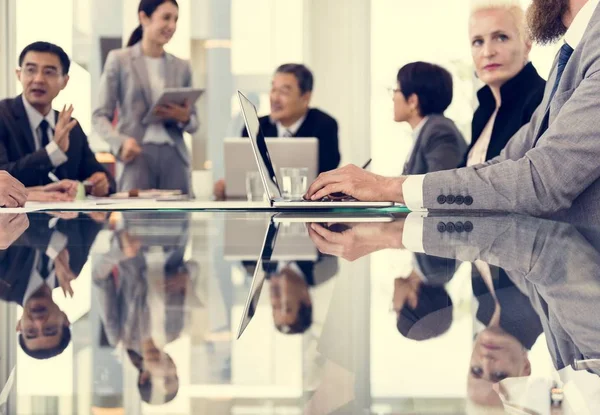 Des gens d'affaires réfléchissent à table — Photo