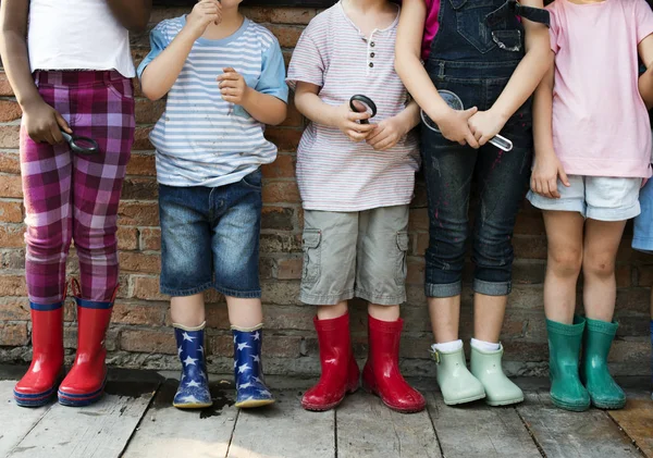 Crianças de pé em uma fileira — Fotografia de Stock