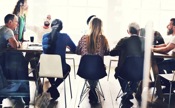 Multiethnische Menschen treffen sich im Seminar — Stockfoto