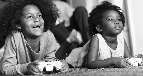 Siostry, grając w gry wideo — Zdjęcie stockowe
