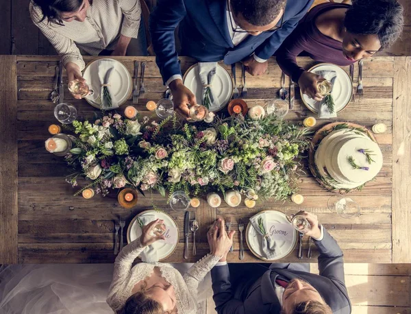 Menyasszony és a vőlegény ünneplő vendégek — Stock Fotó