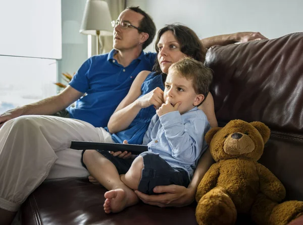 Familia en sala de estar juntos — Foto de Stock