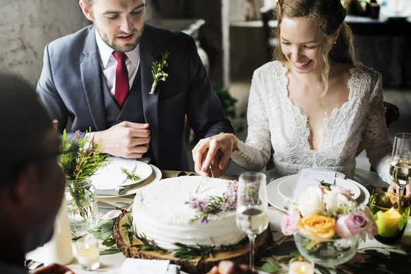Braut und Bräutigam schneiden Kuchen — Stockfoto