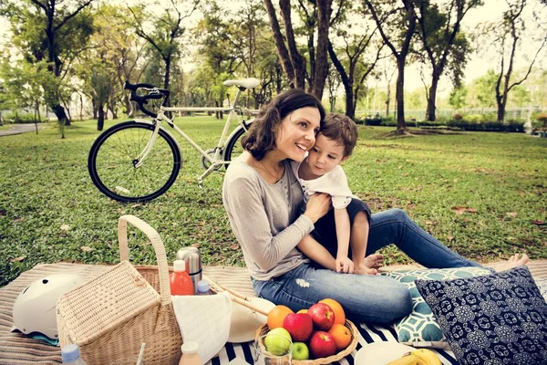 Famille pique-nique dans le parc — Photo