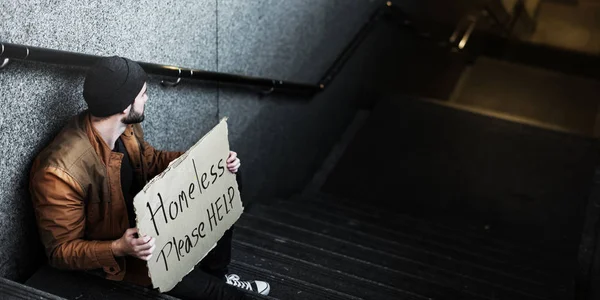 Un vagabundo pidiendo ayuda — Foto de Stock