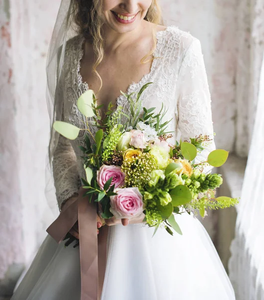 Držení kytice nevěsty — Stock fotografie