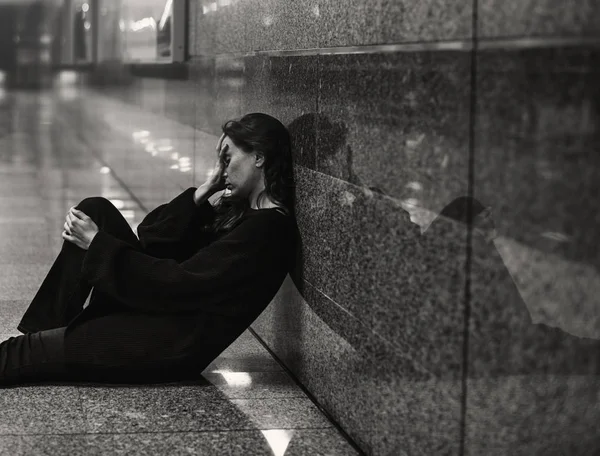Obdachlose Frau sitzt auf dem Boden — Stockfoto