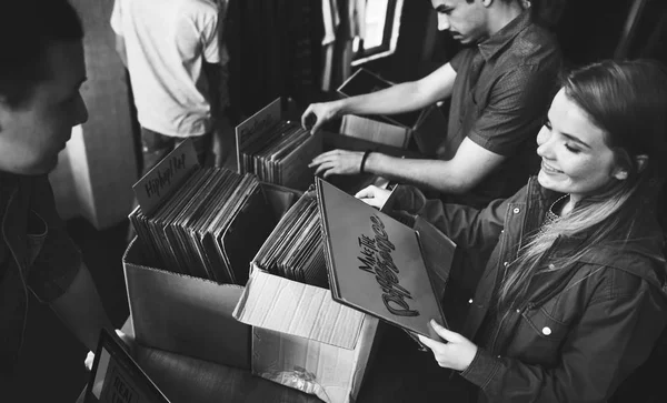 Amici hipster nel negozio di vinile — Foto Stock