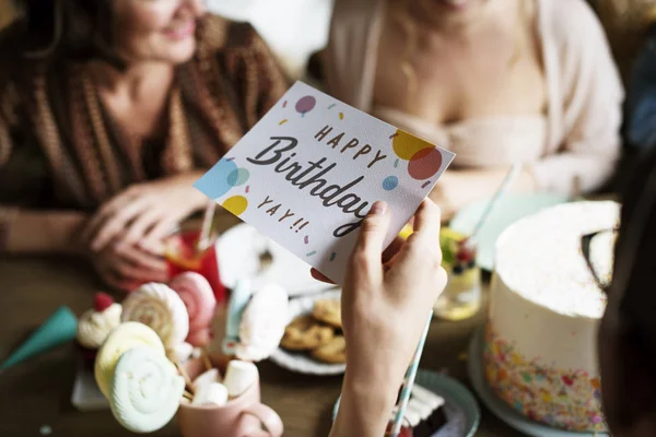 La gente festeggia il compleanno — Foto Stock