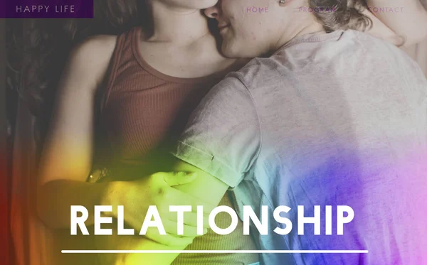 Lesbisches Paar umarmt sich im Bett — Stockfoto