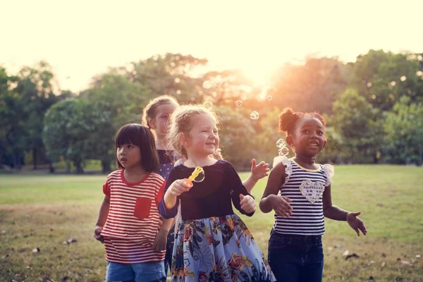 Niños soplando burbujas — Foto de Stock