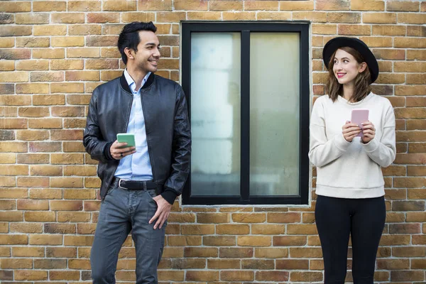 Couple using smartphones — Stock Photo, Image