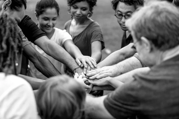 Les gens mains empilent le soutien ensemble — Photo