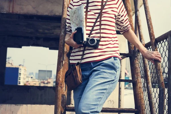 Mujer viajero con cámara fotográfica —  Fotos de Stock