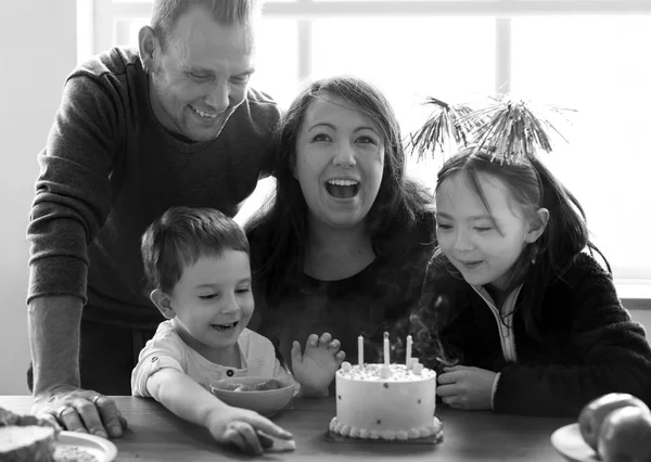 Família celebrando aniversário — Fotografia de Stock