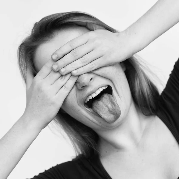 Chica mostrando lengua — Foto de Stock