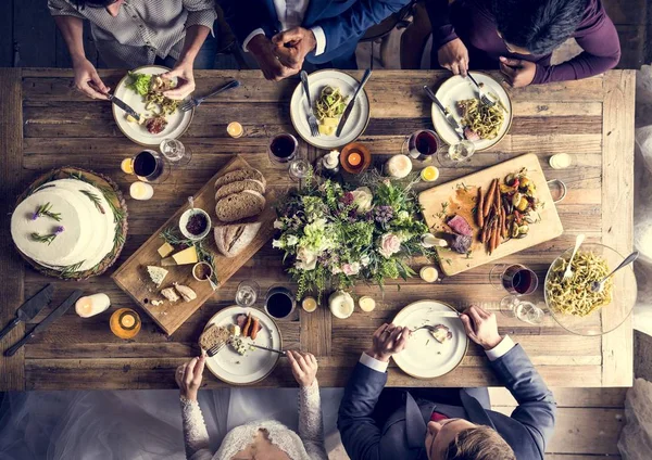 Наречена і наречений їдять з друзями — стокове фото