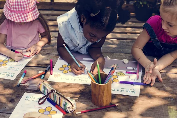 Kalemle çizim yapan çocuklar — Stok fotoğraf