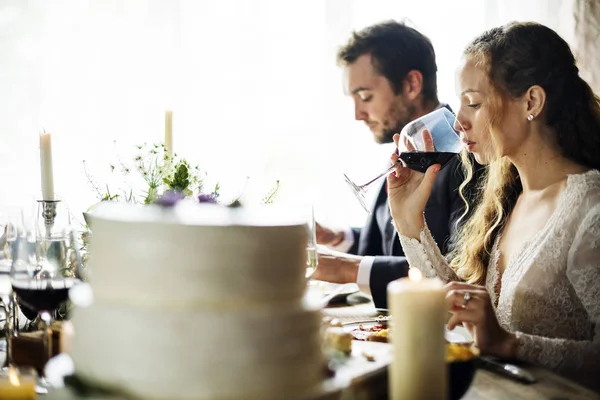 Bruden och brudgummen måltid med vänner — Stockfoto