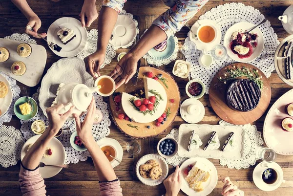 Çay partisi üzerinde toplama arkadaşlar