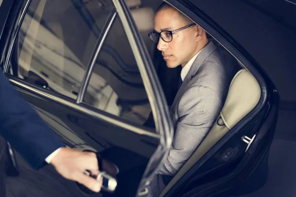 Hand Open auto deur voor zakenman — Stockfoto