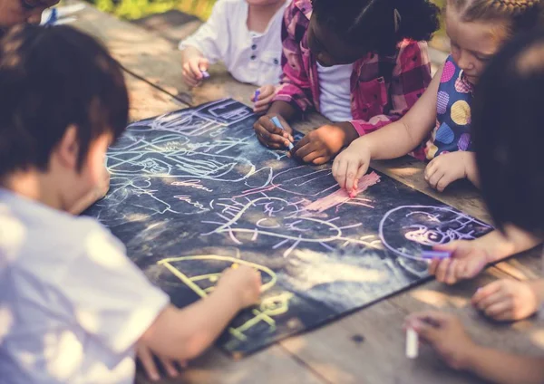 Crianças Desenho em Chalkboard — Fotografia de Stock