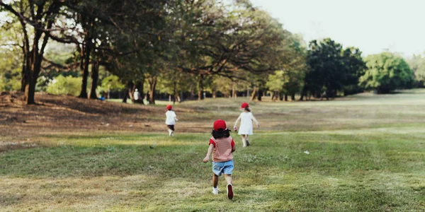 Kleine studenten lopen in het park — Stockfoto