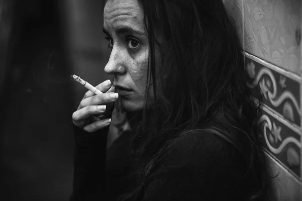 Homeless suffering woman smoking cigarette — Stock Photo, Image