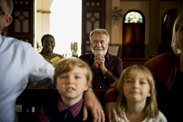 Familjen be i kyrkan — Stockfoto