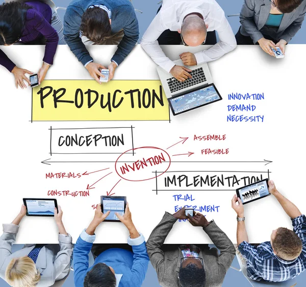 Empresarios que utilizan dispositivos digitales —  Fotos de Stock