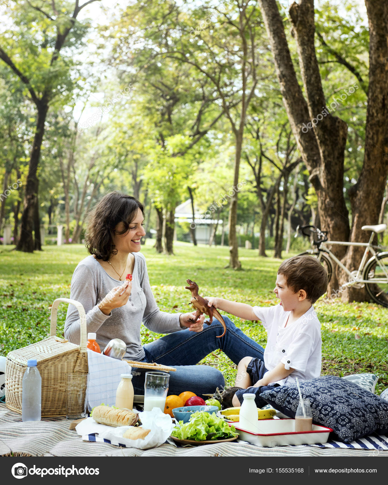 Going to have a picnic. Счастливая семья на природе. Семья пикник парк. Going to have a picnic. Going to have a picnic.