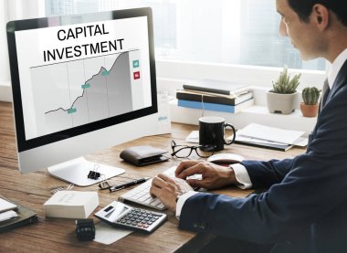 bilgisayarla çalışma iş adamı