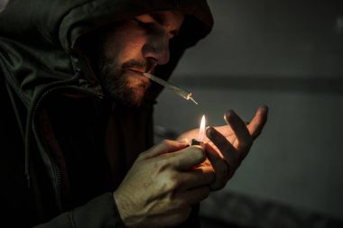 Yalnız evsiz adam Sigara İçilmeyen 