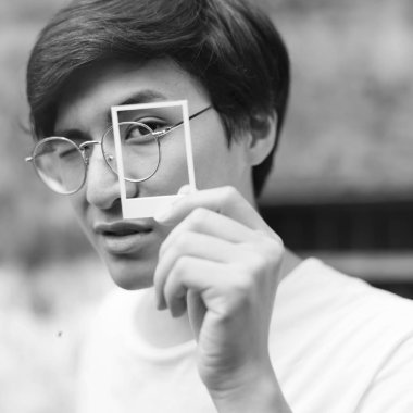 adam tutarak fotoğraf